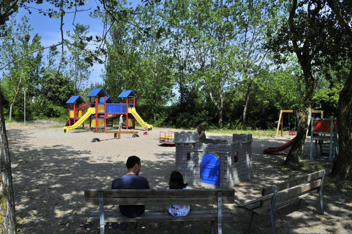 Happy Camp Mobile Homes In Camping Village Rosapineta Rosolina Mare Buitenkant foto